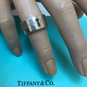 🔴Authentic TIFFANY & Co Diamonds Keyhole Ring💜